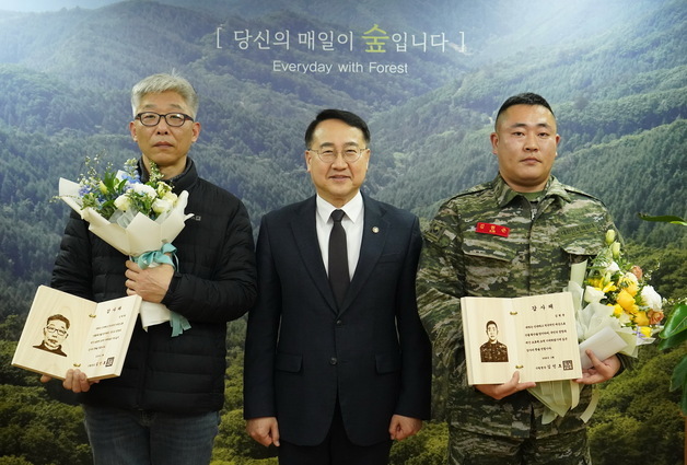 산림청, 산불 초기 진화·최초 신고자에 감사패 전달