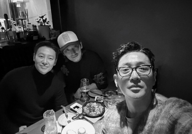 '차정원♥' 하정우, 주지훈·김동욱과 즐거운 식사…'신과함께' 우정 여전