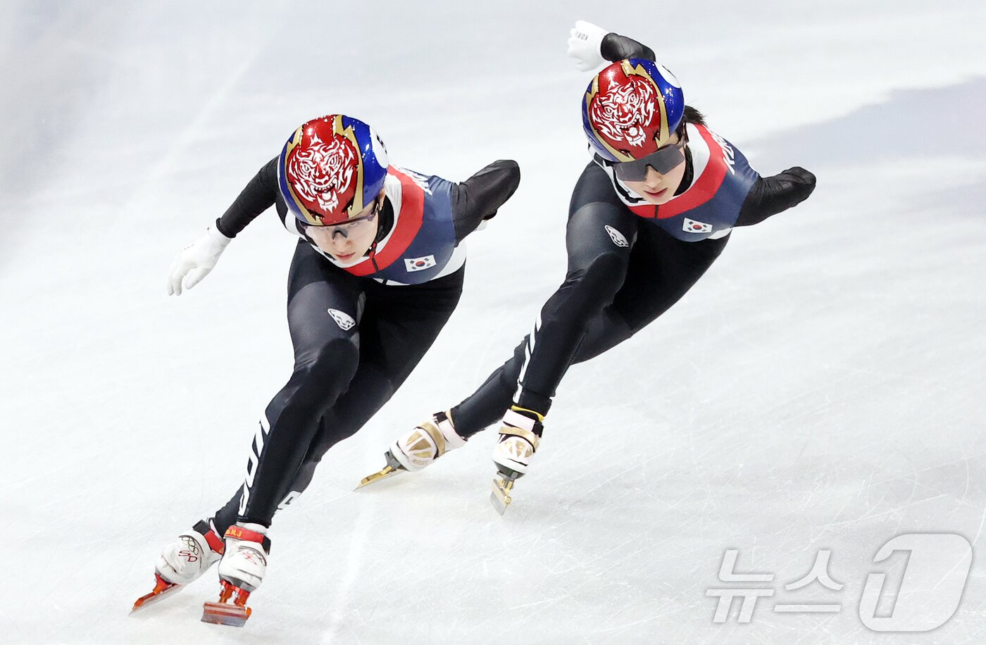 본문 이미지 - 쇼트트랙 대표팀의 최민정과 김길리(오른쪽)가 9일(현지시간) 이탈리아 밀라노 아이스 스케이팅 아레나에서 공식 훈련을 하고 있다. 2026.2.9 ⓒ 뉴스1 김진환 기자