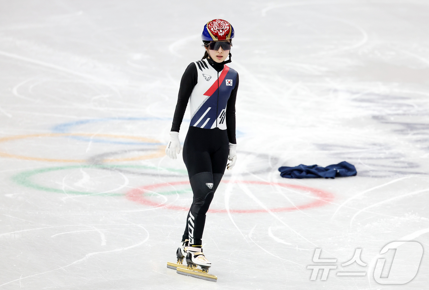 (밀라노=뉴스1) 김진환 기자 = 쇼트트랙 대표팀의 김길리가 9일(현지시간) 이탈리아 밀라노 아이스 스케이팅 아레나에서 공식 훈련을 마친 뒤 이동하고 있다. 2026.2.9/뉴스1 …