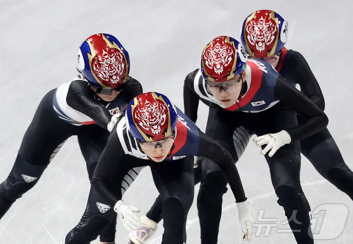 (밀라노=뉴스1) 김진환 기자 = 쇼트트랙 대표팀 선수들이 9일(현지시간) 이탈리아 밀라노 아이스 스케이팅 아레나에서 혼성계주 훈련을 하고 있다. 2026.2.9/뉴스1