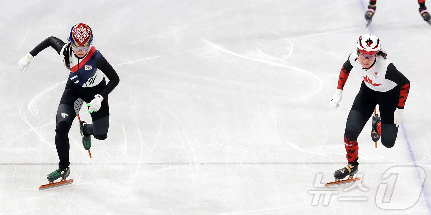 본문 이미지 - 쇼트트랙 대표팀의 심석희가 지난 9일(현지시간) 이탈리아 밀라노 아이스 스케이팅 아레나에서 캐나다 선수와 함께 공식 훈련을 하고 있다. 2026.2.9 ⓒ 뉴스1 김진환 기자