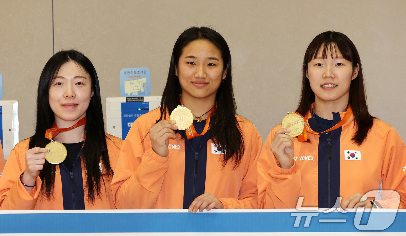 (인천공항=뉴스1) 박지혜 기자 = 배드민턴 '세계 최강' 안세영이 선봉에 선 한국 여자 대표팀이 9일 오후 인천국제공항 제2터미널을 통해 귀국해 포즈를 취하고 있다.여자 배드민턴 …