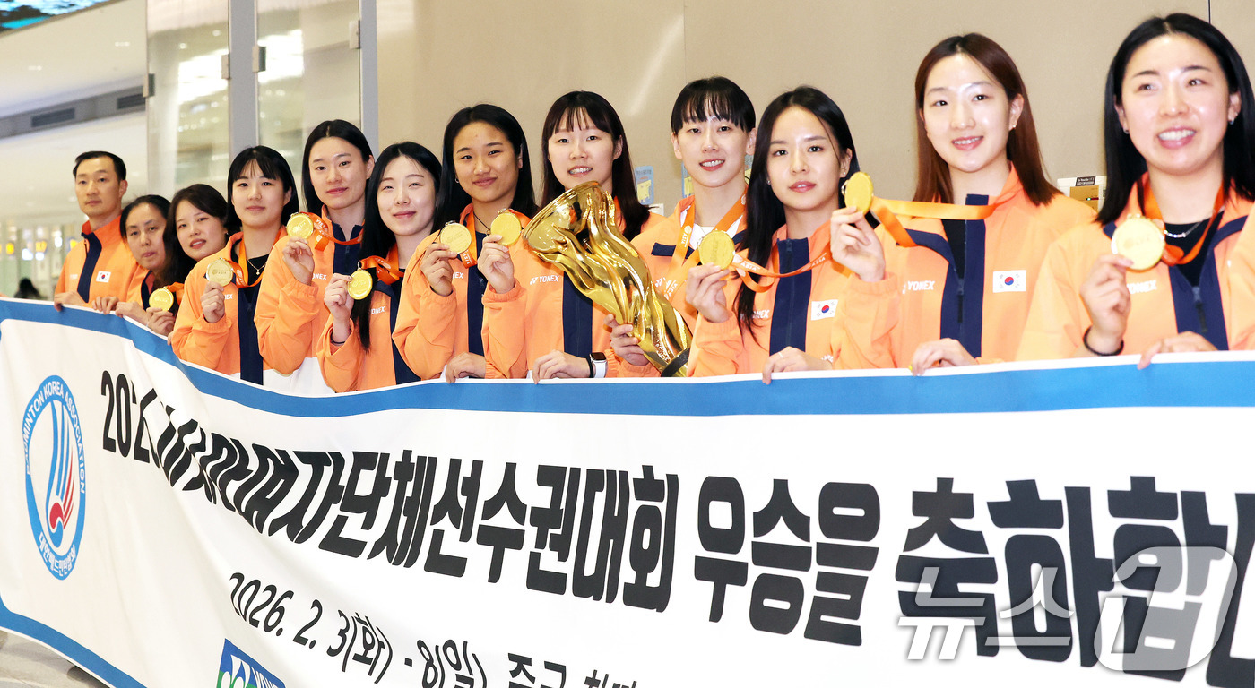 (인천공항=뉴스1) 박지혜 기자 = 배드민턴 '세계 최강' 안세영이 선봉에 선 한국 여자 대표팀이 9일 오후 인천국제공항 제2터미널을 통해 귀국해 포즈를 취하고 있다.여자 배드민턴 …