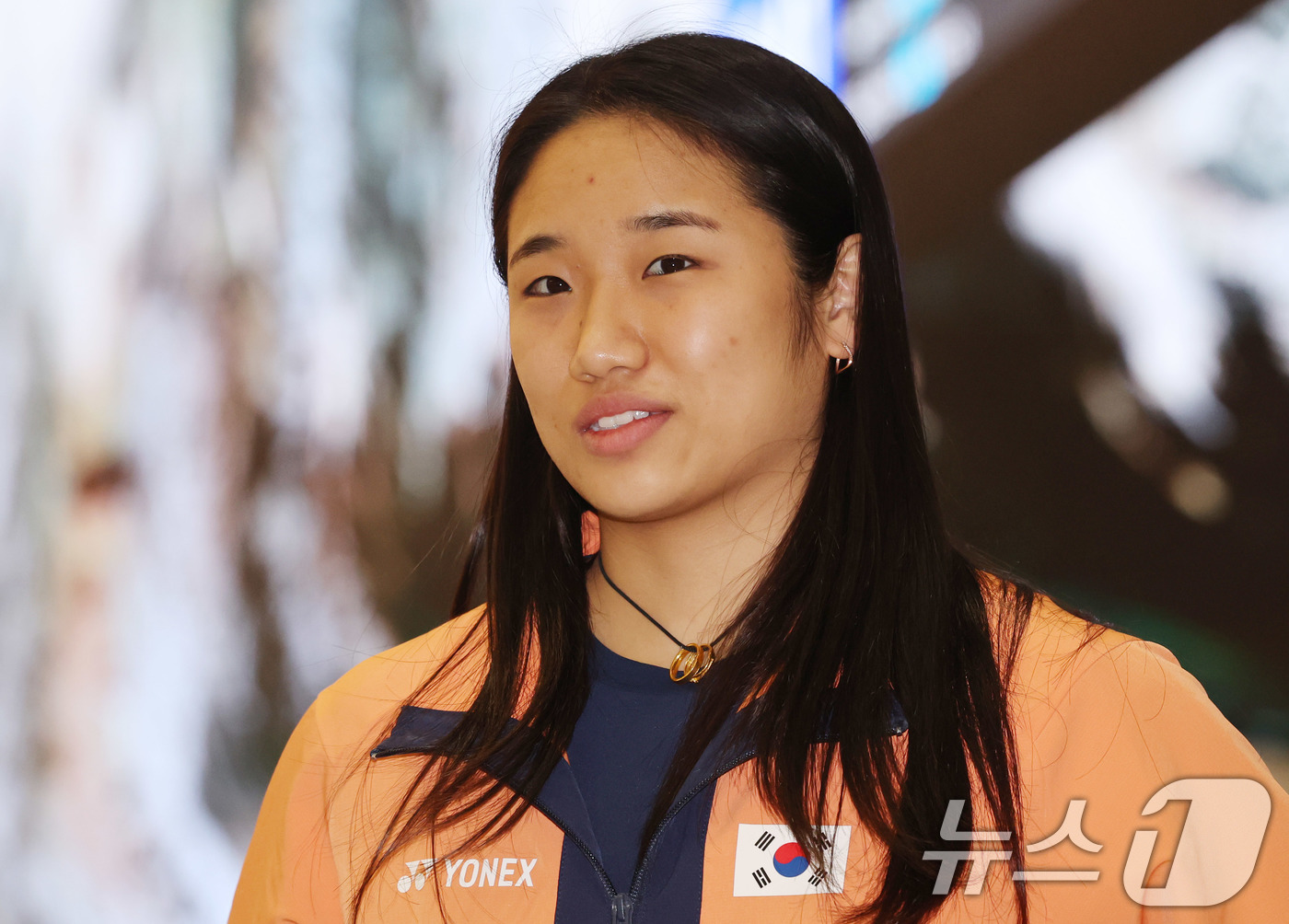 (인천공항=뉴스1) 박지혜 기자 = 배드민턴 '세계 최강' 안세영이 9일 오후 인천국제공항 제2터미널을 통해 귀국하며 취재진 질문에 답하고 있다.배드민턴 '세계 최강' 안세영이 선 …