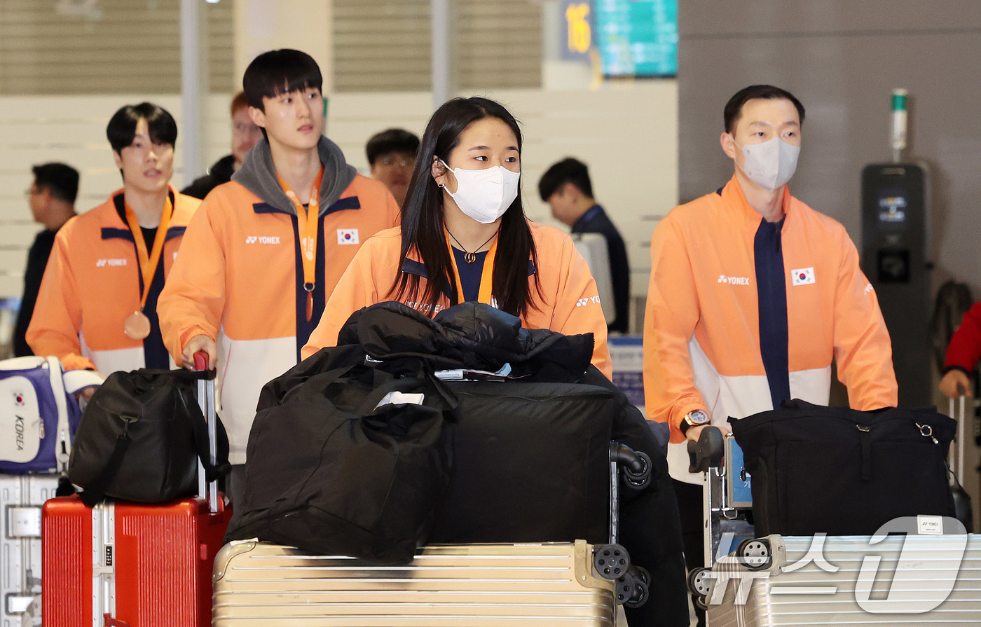 (인천공항=뉴스1) 박지혜 기자 = 배드민턴 '세계 최강' 안세영이 9일 오후 인천국제공항 제2터미널을 통해 귀국하고 있다.배드민턴 '세계 최강' 안세영이 선봉에 선 여자 배드민턴 …