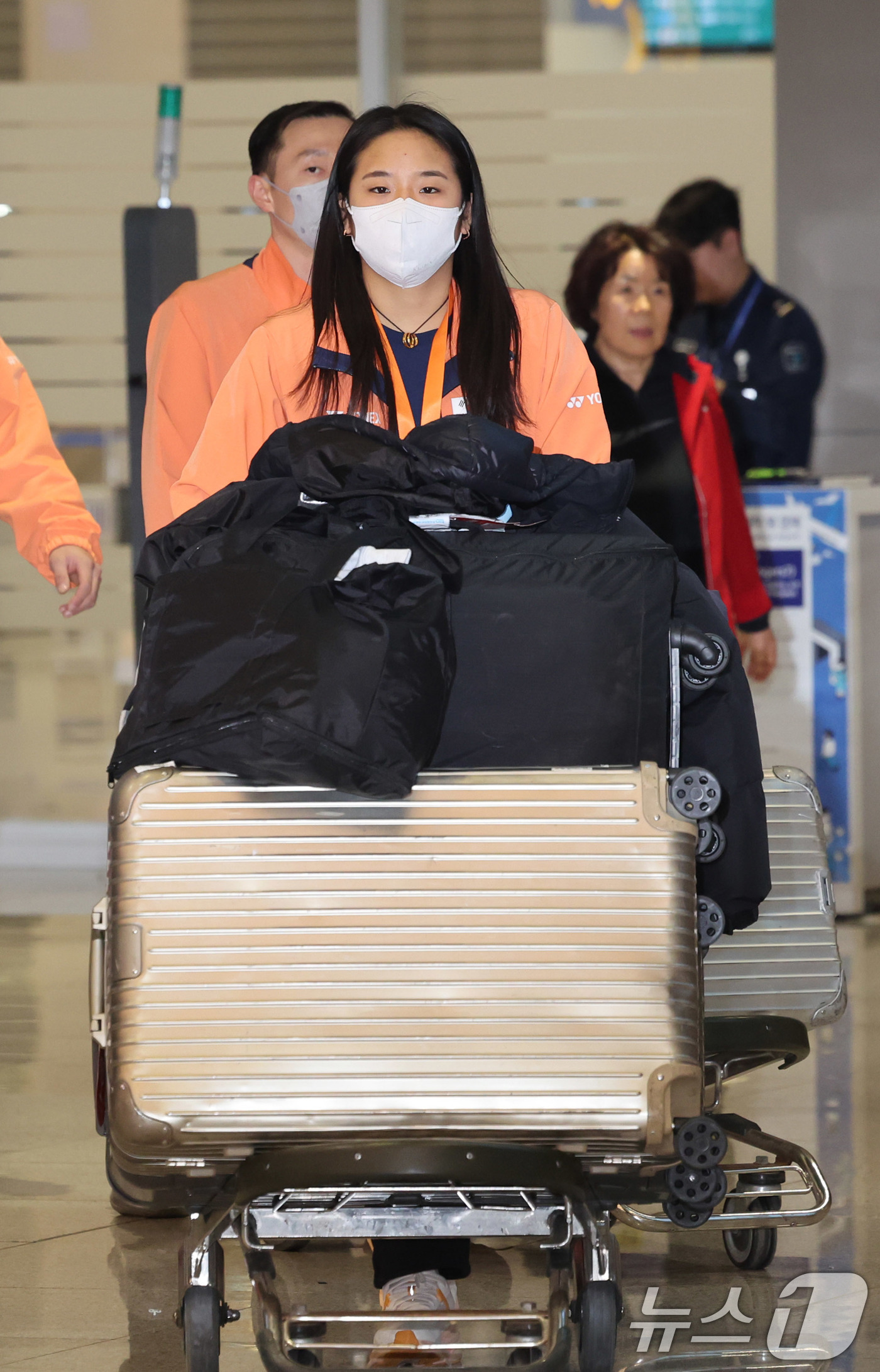 (인천공항=뉴스1) 박지혜 기자 = 배드민턴 '세계 최강' 안세영이 9일 오후 인천국제공항 제2터미널을 통해 귀국하고 있다.배드민턴 '세계 최강' 안세영이 선봉에 선 여자 배드민턴 …