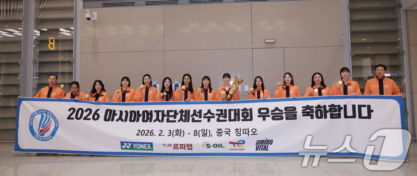(인천공항=뉴스1) 박지혜 기자 = 배드민턴 '세계 최강' 안세영이 선봉에 선 한국 여자 대표팀이 9일 오후 인천국제공항 제2터미널을 통해 귀국해 포즈를 취하고 있다.여자 배드민턴 …