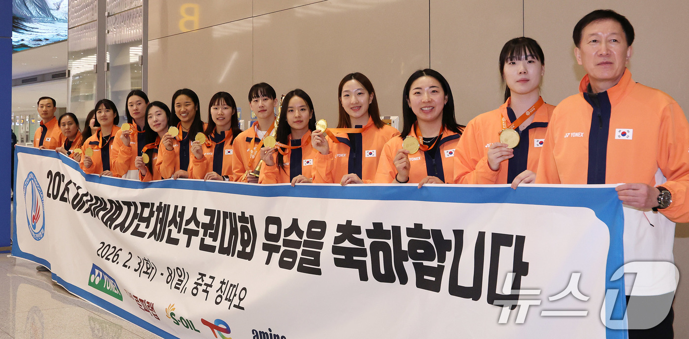 (인천공항=뉴스1) 박지혜 기자 = 배드민턴 '세계 최강' 안세영이 선봉에 선 한국 여자 대표팀이 9일 오후 인천국제공항 제2터미널을 통해 귀국해 포즈를 취하고 있다.여자 배드민턴 …
