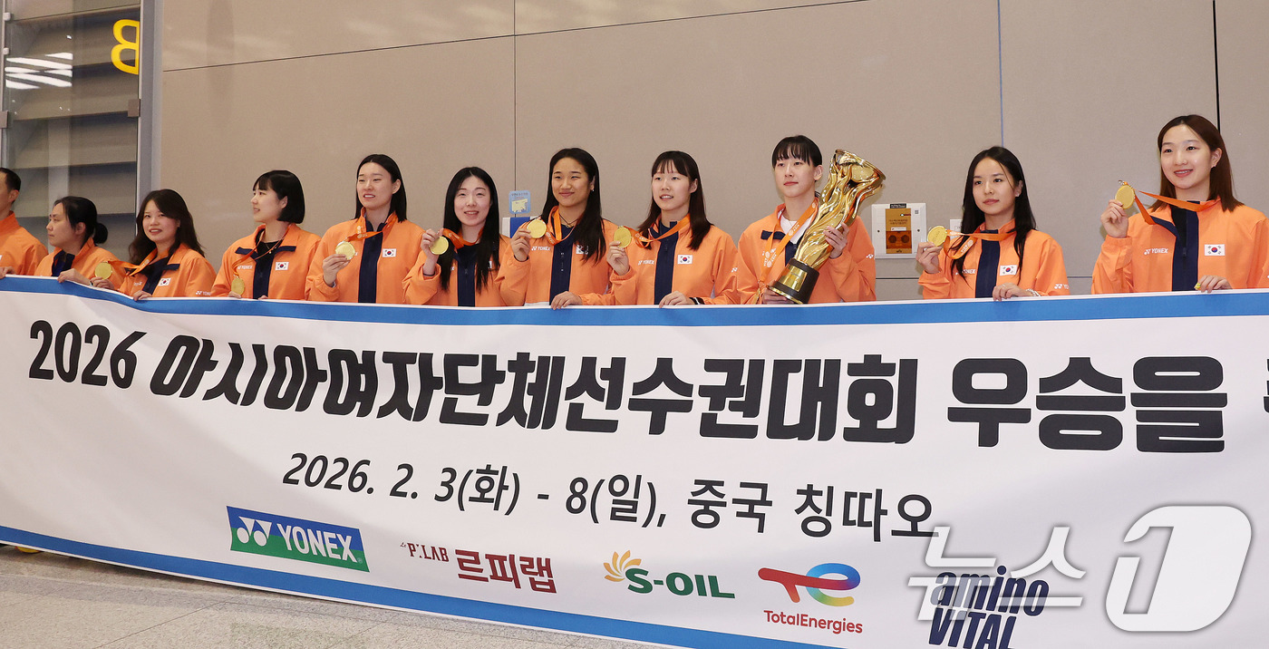 (인천공항=뉴스1) 박지혜 기자 = 배드민턴 '세계 최강' 안세영이 선봉에 선 한국 여자 대표팀이 9일 오후 인천국제공항 제2터미널을 통해 귀국해 포즈를 취하고 있다.여자 배드민턴 …