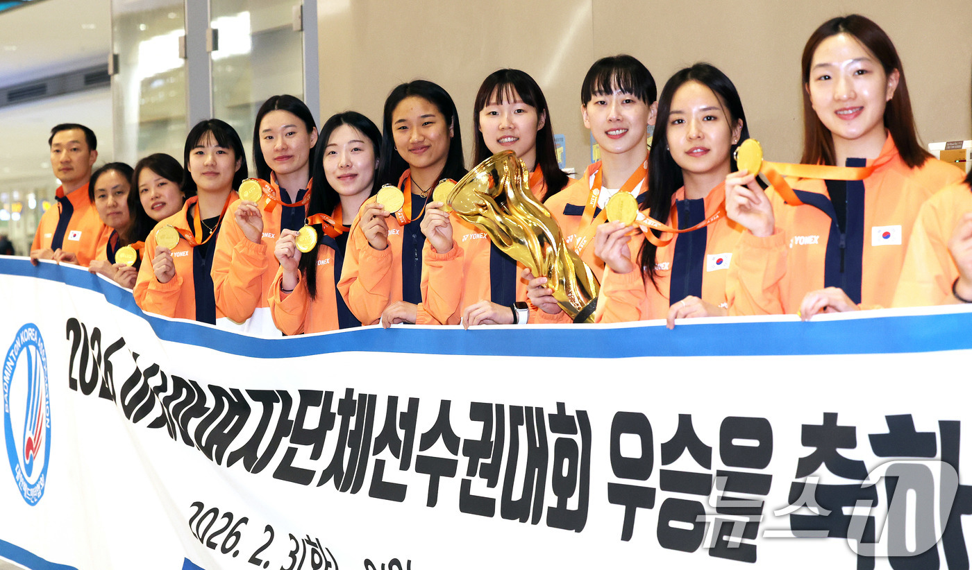 (인천공항=뉴스1) 박지혜 기자 = 배드민턴 '세계 최강' 안세영이 선봉에 선 한국 여자 대표팀이 9일 오후 인천국제공항 제2터미널을 통해 귀국해 포즈를 취하고 있다.여자 배드민턴 …