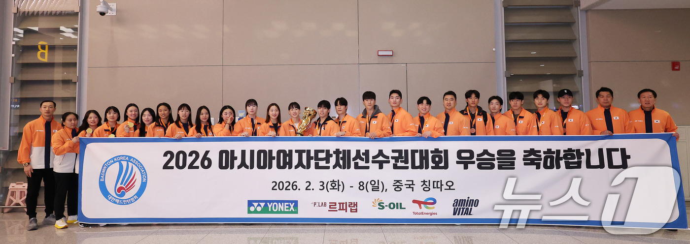 (인천공항=뉴스1) 박지혜 기자 = 한국 여자 대표팀과 남자 대표팀 선수들이 9일 오후 인천국제공항 제2터미널을 통해 귀국해 포즈를 취하고 있다.여자 배드민턴 대표팀은 지난 8일 …