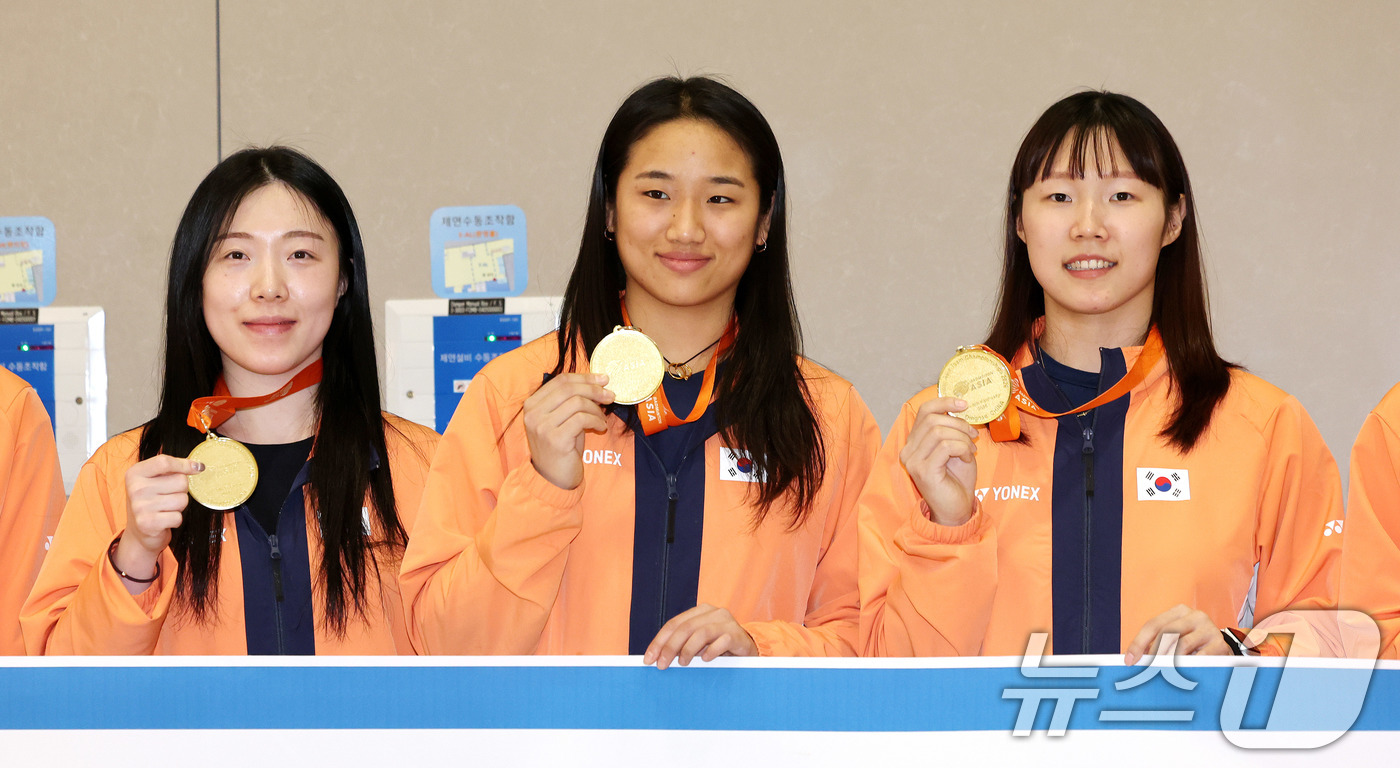 (인천공항=뉴스1) 박지혜 기자 = 배드민턴 '세계 최강' 안세영이 선봉에 선 한국 여자 대표팀이 9일 오후 인천국제공항 제2터미널을 통해 귀국해 포즈를 취하고 있다.여자 배드민턴 …