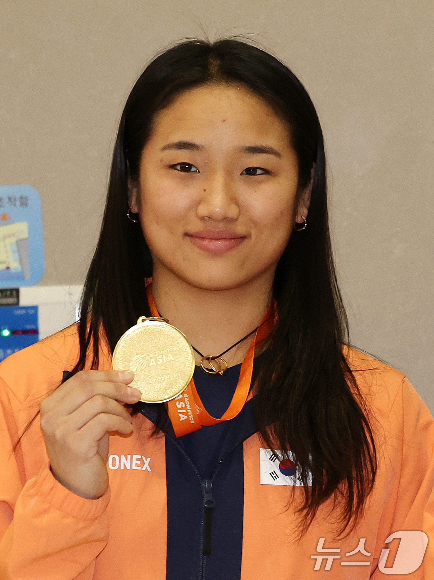 (인천공항=뉴스1) 박지혜 기자 = 배드민턴 '세계 최강' 안세영이 9일 오후 인천국제공항 제2터미널을 통해 귀국해 금메달을 들고 포즈를 취하고 있다.안세영이 선봉에 선 여자 배드 …