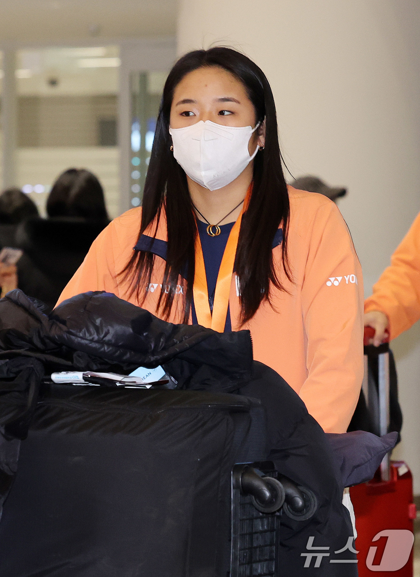 (인천공항=뉴스1) 박지혜 기자 = 배드민턴 '세계 최강' 안세영이 9일 오후 인천국제공항 제2터미널을 통해 귀국하고 있다.안세영이 선봉에 선 여자 배드민턴 대표팀은 지난 8일 중 …