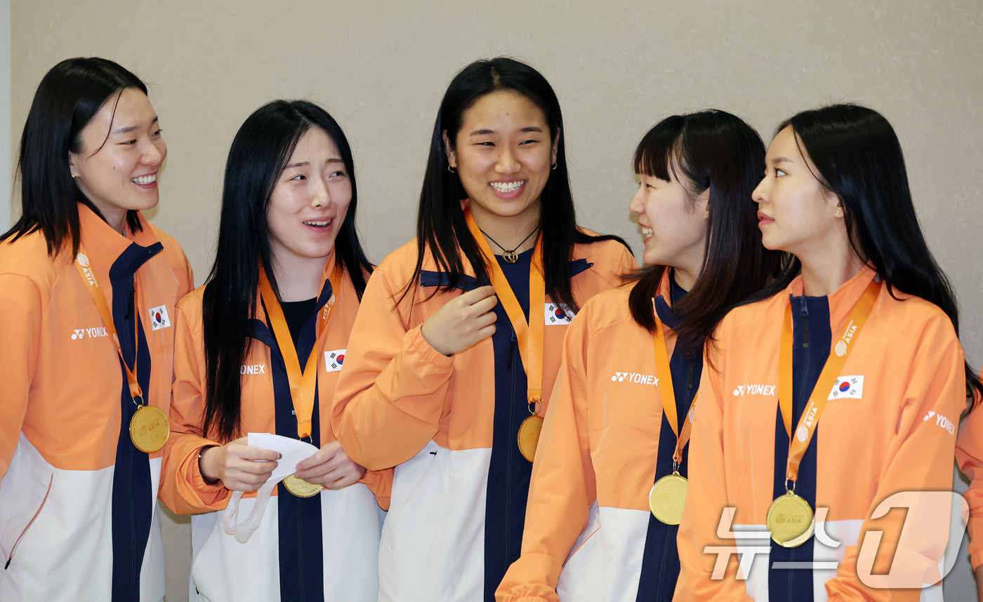 (인천공항=뉴스1) 박지혜 기자 = 배드민턴 '세계 최강' 안세영이 선봉에 선 한국 여자 대표팀이 9일 오후 인천국제공항 제2터미널을 통해 귀국해 미소를 짓고 있다.여자 배드민턴 …