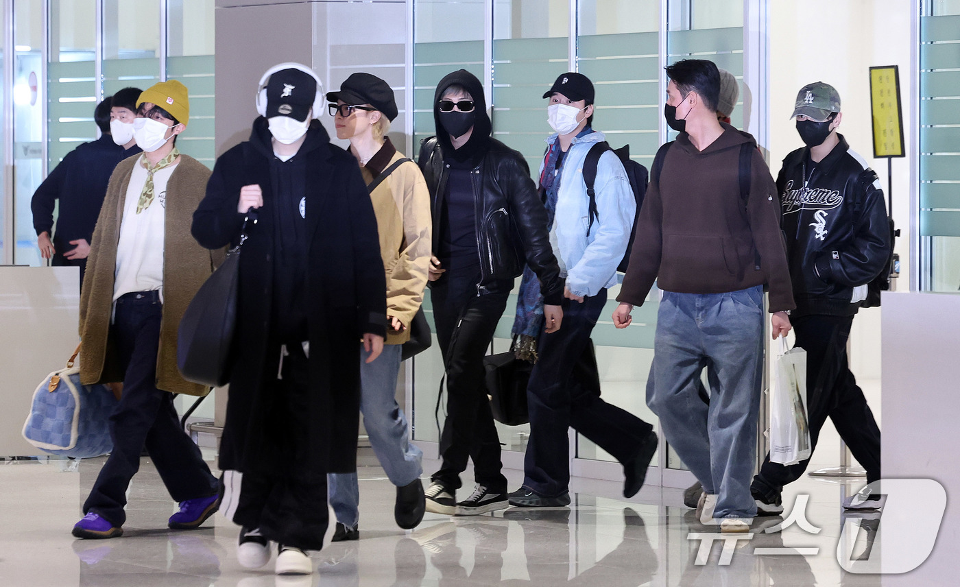 (인천공항=뉴스1) 박지혜 기자 = 그룹 방탄소년단(BTS) RM, 제이홉, 슈가, 정국, 지민, 진, 뷔가 해외 일정을 마치고 9일 오후 인천국제공항을 통해 귀국하고 있다.BTS …
