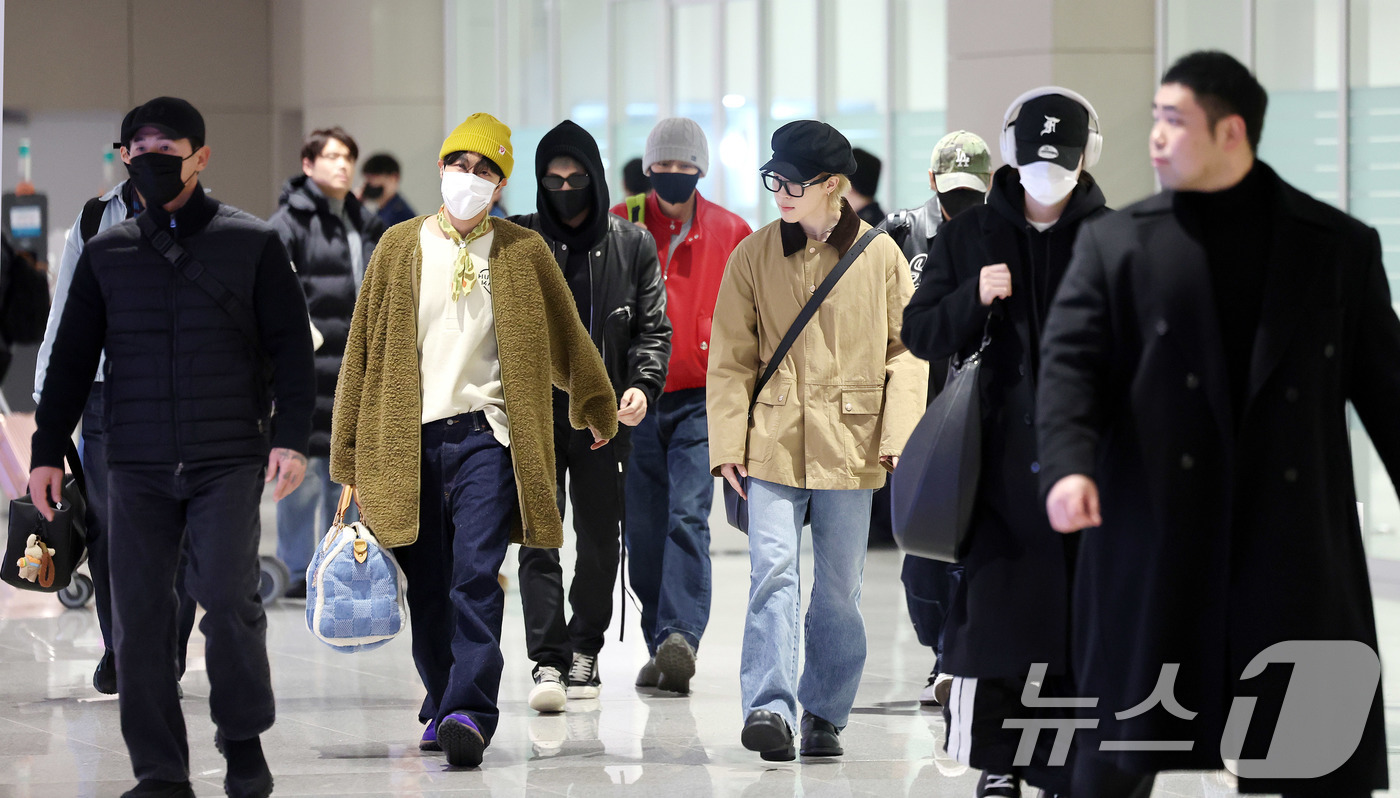 (인천공항=뉴스1) 박지혜 기자 = 그룹 방탄소년단(BTS) RM, 제이홉, 슈가, 정국, 지민, 진, 뷔가 해외 일정을 마치고 9일 오후 인천국제공항을 통해 귀국하고 있다.BTS …