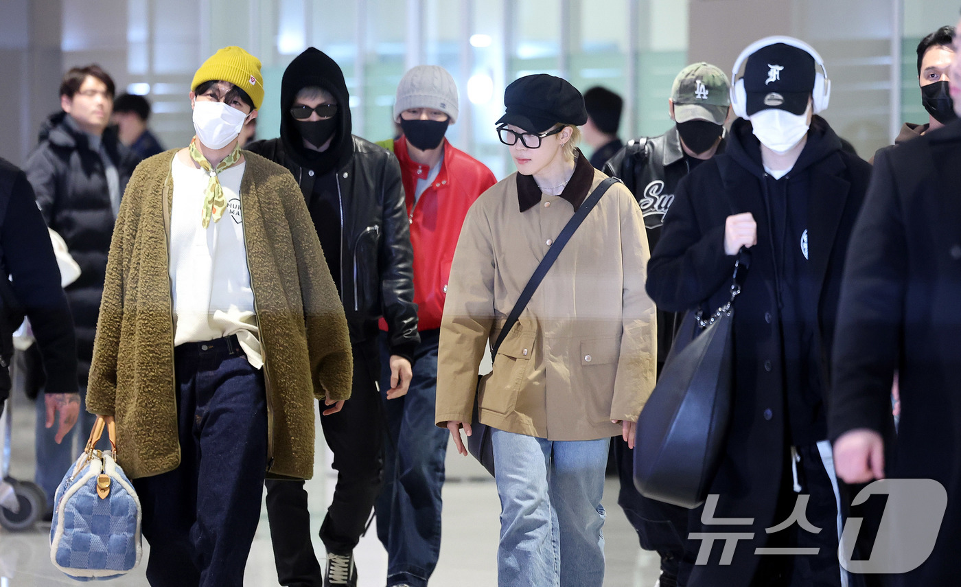 (인천공항=뉴스1) 박지혜 기자 = 그룹 방탄소년단(BTS) RM, 제이홉, 슈가, 정국, 지민, 진, 뷔가 해외 일정을 마치고 9일 오후 인천국제공항을 통해 귀국하고 있다.BTS …