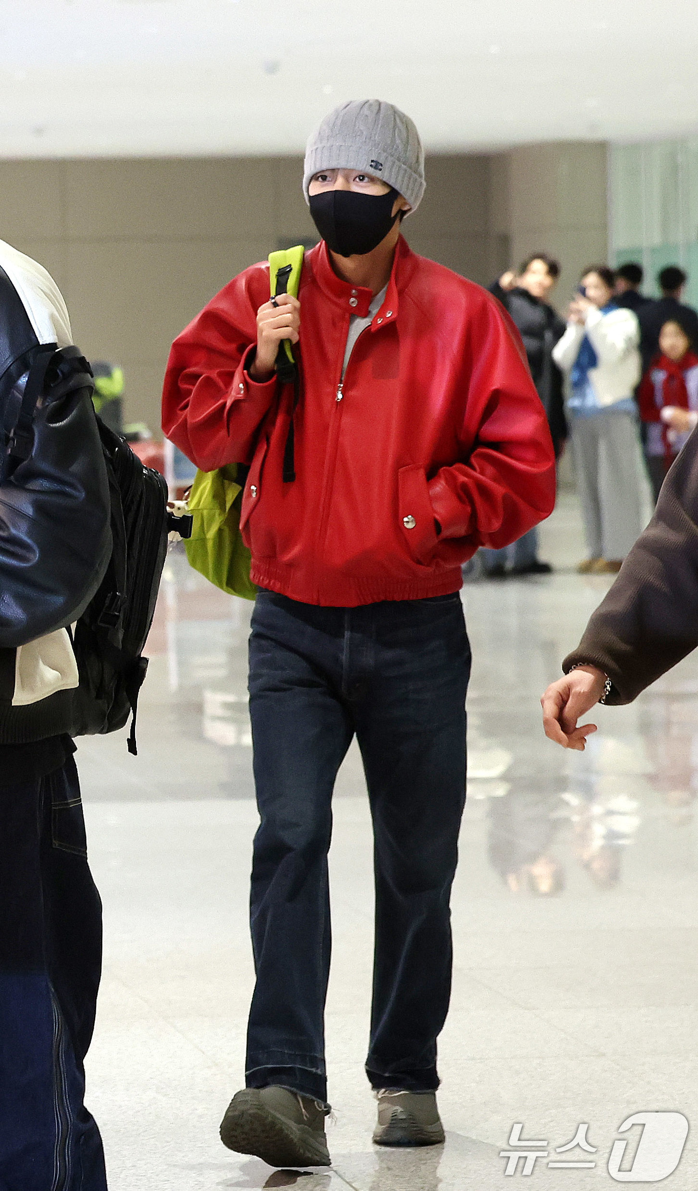 (인천공항=뉴스1) 박지혜 기자 = BTS(방탄소년단) 멤버 뷔가 해외 일정을 마치고 9일 오후 인천국제공항을 통해 귀국하고 있다.BTS는 다음 달 20일 정규 5집 '아리랑'(A …