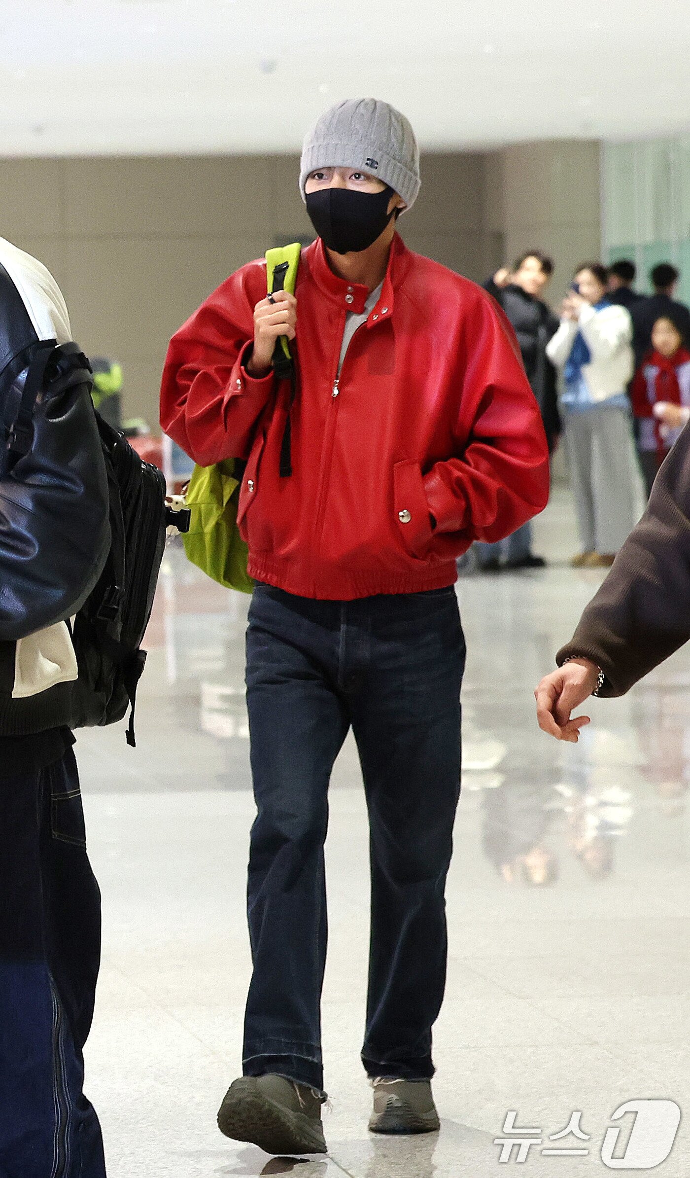 본문 이미지 - BTS(방탄소년단) 멤버 뷔가 해외 일정을 마치고 9일 오후 인천국제공항을 통해 귀국하고 있다. BTS는 다음 달 20일 정규 5집 '아리랑'(ARIRANG)을 발표하고 다음 날인 21일 광화문광장에서 컴백 공연을 선보일 예정이다. 2026.2.9 ⓒ 뉴스1 박지혜 기자
