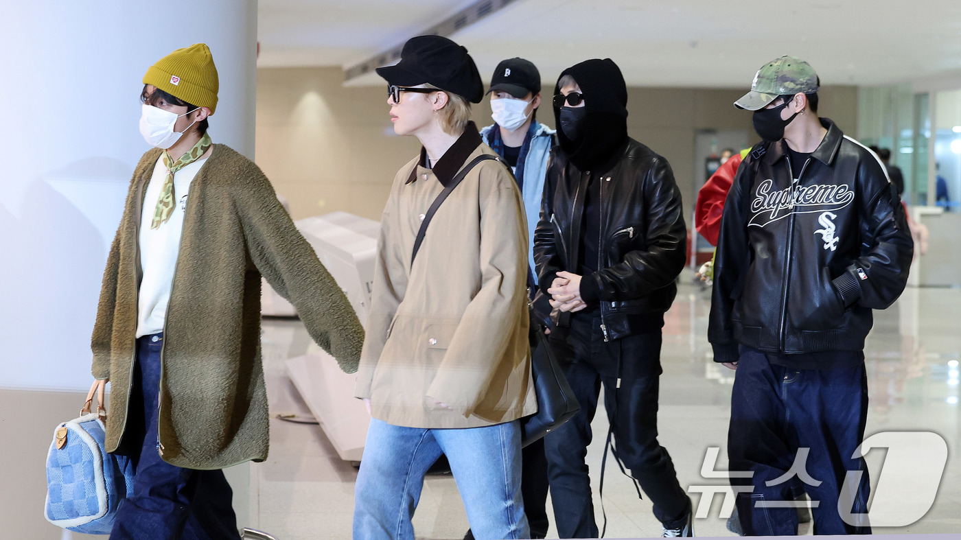 (인천공항=뉴스1) 박지혜 기자 = 그룹 방탄소년단(BTS) RM, 제이홉, 슈가, 정국, 지민, 진, 뷔가 해외 일정을 마치고 9일 오후 인천국제공항을 통해 귀국하고 있다.BTS …