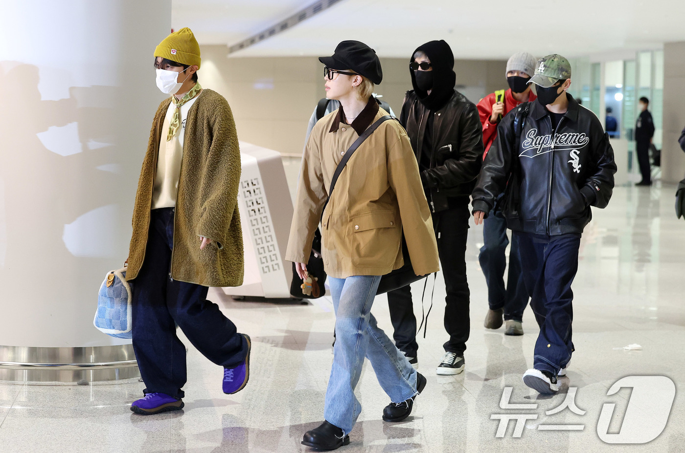 (인천공항=뉴스1) 박지혜 기자 = 그룹 방탄소년단(BTS) RM, 제이홉, 슈가, 정국, 지민, 진, 뷔가 해외 일정을 마치고 9일 오후 인천국제공항을 통해 귀국하고 있다.BTS …