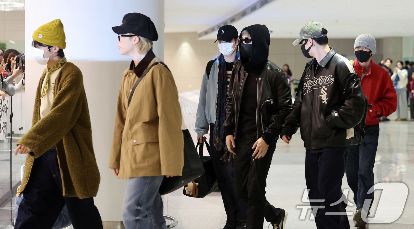 (인천공항=뉴스1) 박지혜 기자 = 그룹 방탄소년단(BTS) RM, 제이홉, 슈가, 정국, 지민, 진, 뷔가 해외 일정을 마치고 9일 오후 인천국제공항을 통해 귀국하고 있다.BTS …
