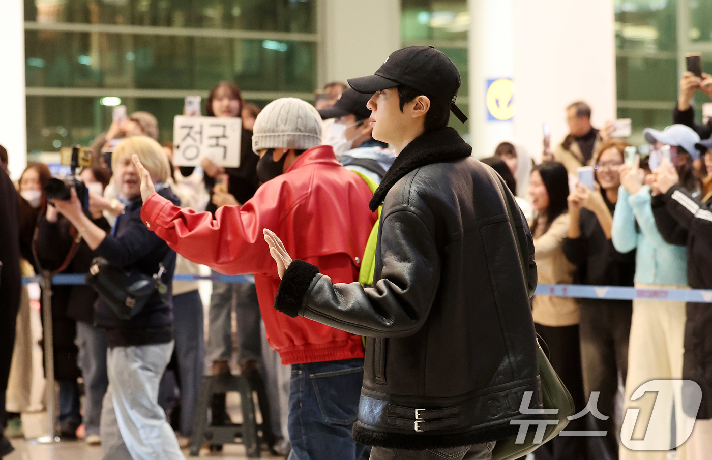 (인천공항=뉴스1) 박지혜 기자 = 방탄소년단(BTS) 진과 뷔가 해외 일정을 마치고 9일 오후 인천국제공항을 통해 귀국하고 있다.BTS는 다음 달 20일 정규 5집 '아리랑'(A …