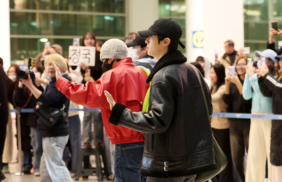 손인사 하는 진과 뷔