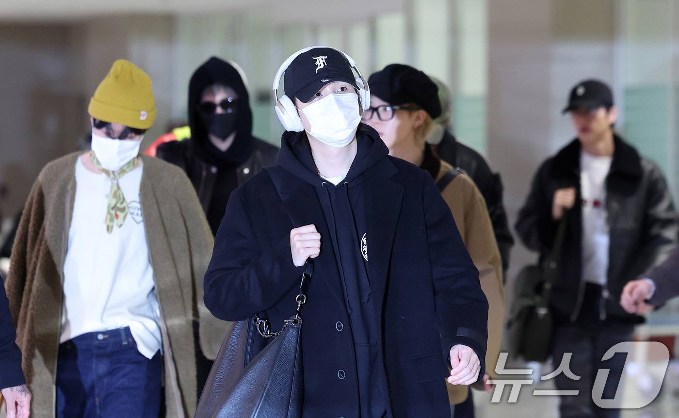 (인천공항=뉴스1) 박지혜 기자 = 그룹 방탄소년단(BTS) RM, 제이홉, 슈가, 정국, 지민, 진, 뷔가 해외 일정을 마치고 9일 오후 인천국제공항을 통해 귀국하고 있다.BTS …