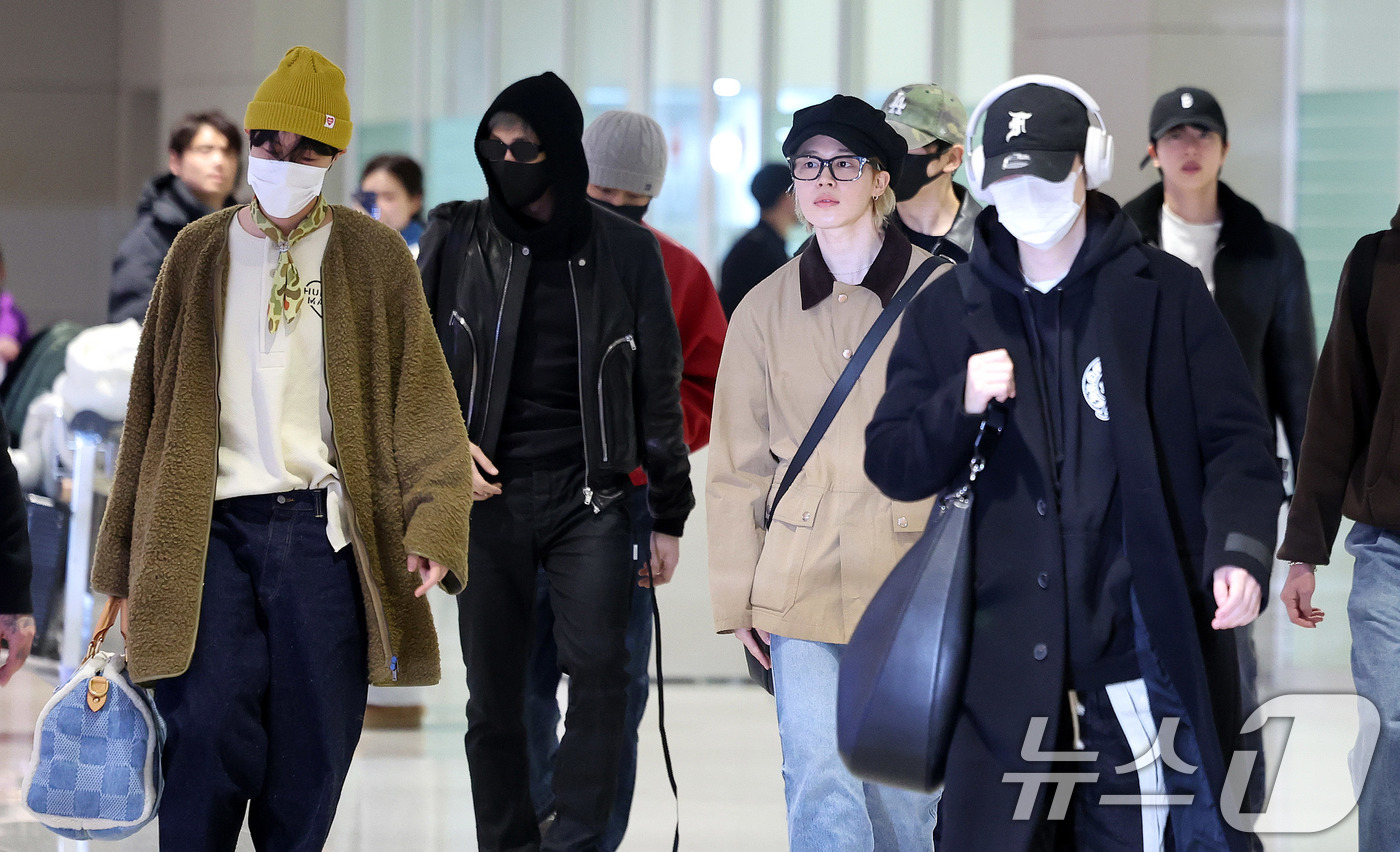 (인천공항=뉴스1) 박지혜 기자 = 그룹 방탄소년단(BTS) RM, 제이홉, 슈가, 정국, 지민, 진, 뷔가 해외 일정을 마치고 9일 오후 인천국제공항을 통해 귀국하고 있다.BTS …