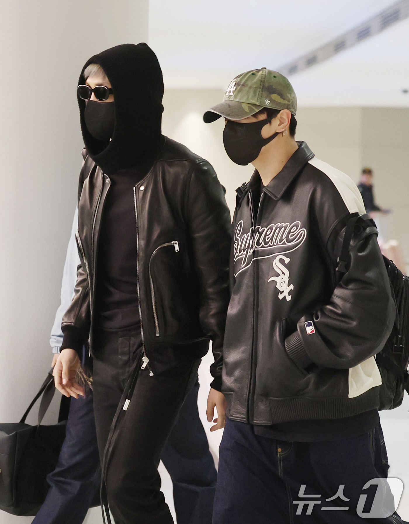 (인천공항=뉴스1) 박지혜 기자 = 방탄소년단(BTS) RM과 정국이 해외 일정을 마치고 9일 오후 인천국제공항을 통해 귀국하고 있다.BTS는 다음 달 20일 정규 5집 '아리랑' …
