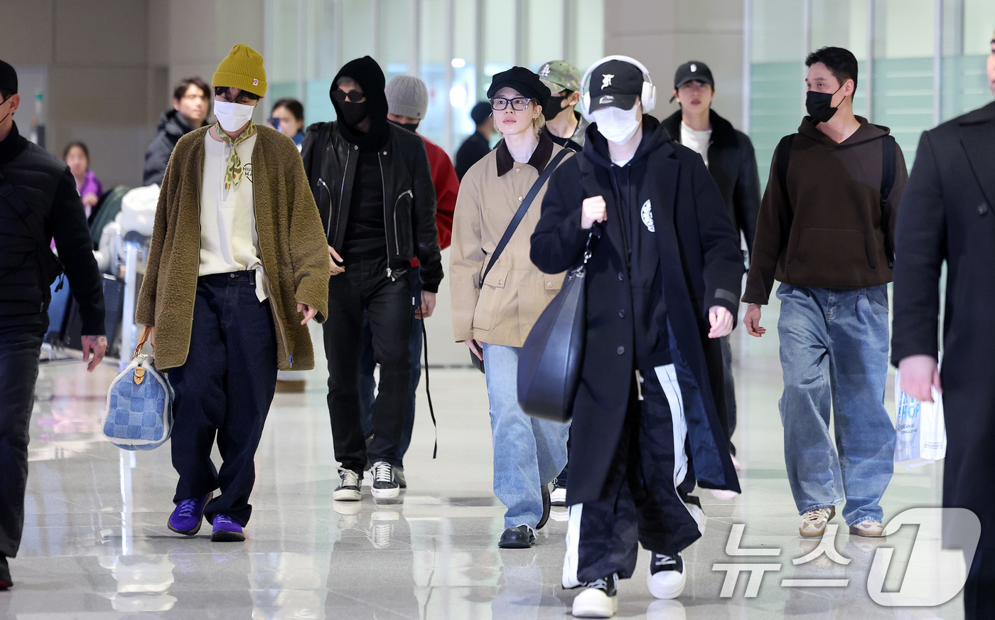 (인천공항=뉴스1) 박지혜 기자 = 그룹 방탄소년단(BTS) RM, 제이홉, 슈가, 정국, 지민, 진, 뷔가 해외 일정을 마치고 9일 오후 인천국제공항을 통해 귀국하고 있다.BTS …