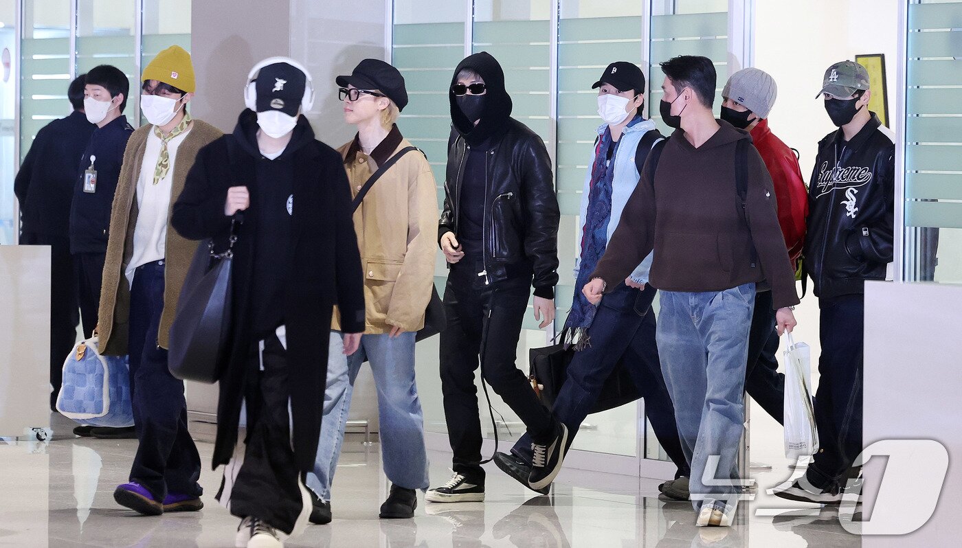 본문 이미지 - 그룹 방탄소년단(BTS) RM, 제이홉, 슈가, 정국, 지민, 진, 뷔가 해외 일정을 마치고 9일 오후 인천국제공항을 통해 귀국하고 있다.  2026.2.9 ⓒ 뉴스1 박지혜 기자