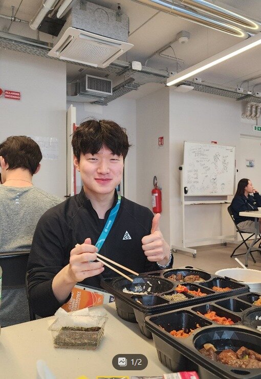 본문 이미지 - 배달된 도시락을 먹으며 만족스러워 하는 쇼트트랙 대표팀 이정민. (대한체육회 제공)