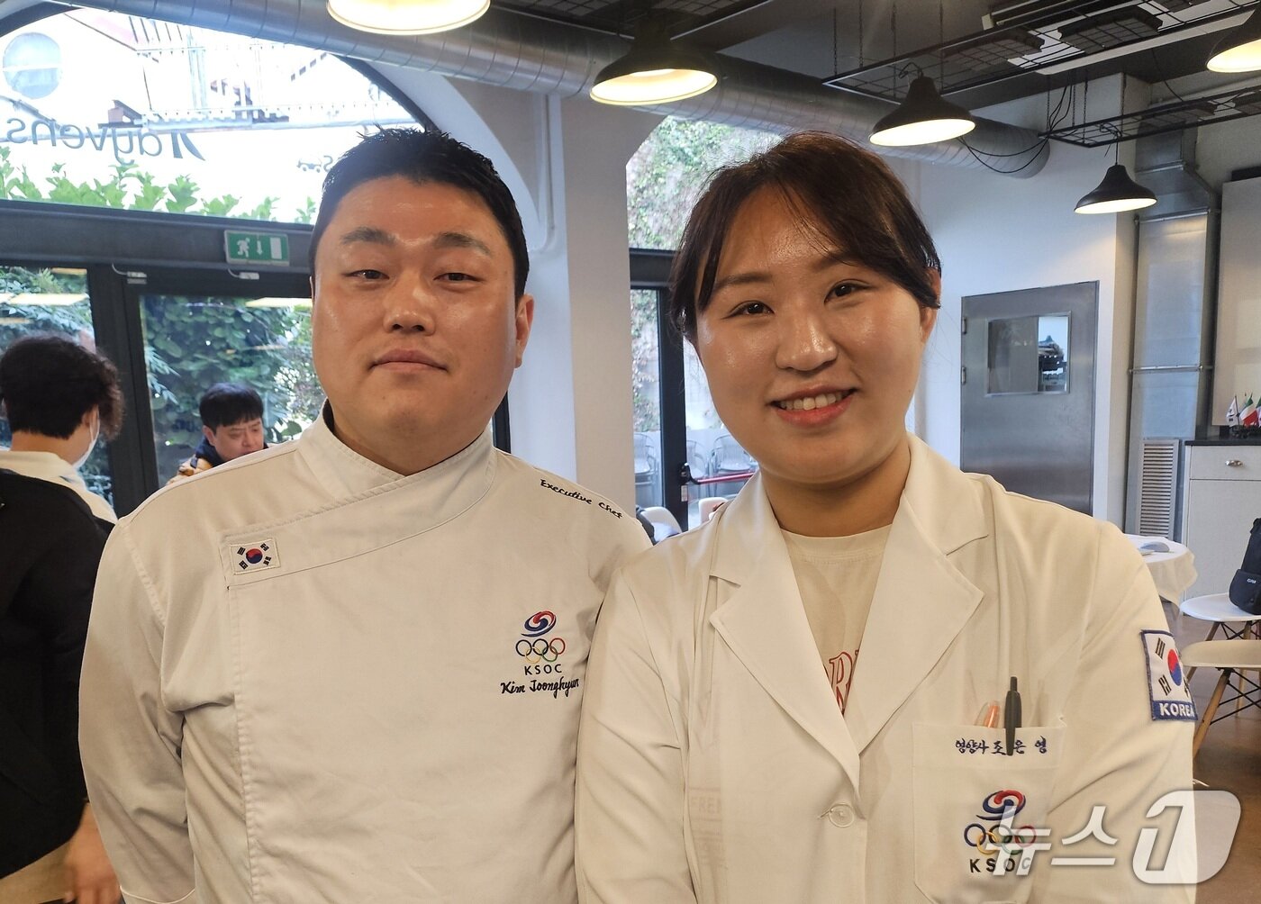 본문 이미지 - 진천국가대표선수촌의 김중현 조리장과 조은영 조리사. ⓒ News1 권혁준 기자