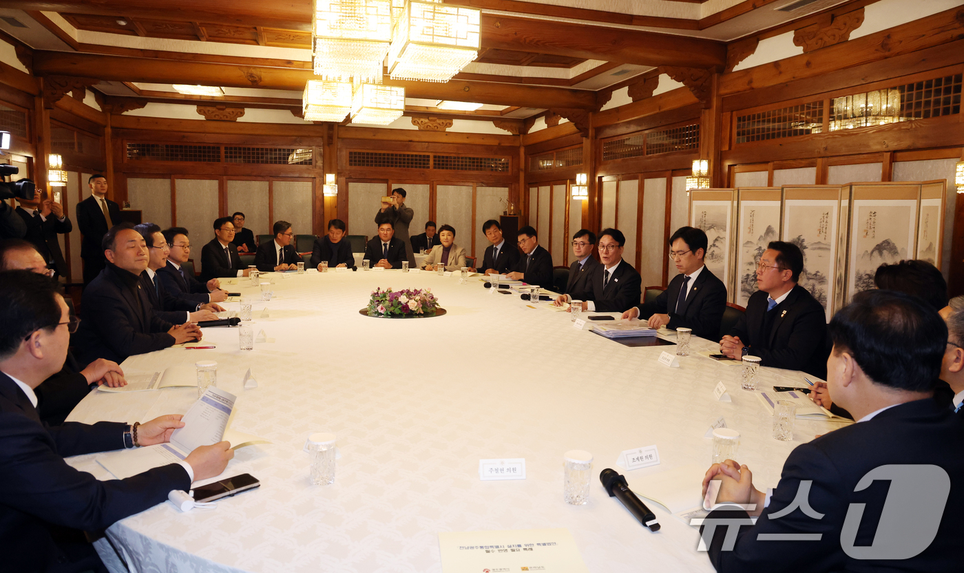 (서울=뉴스1) 김명섭 기자 = 김민석 국무총리가 9일 서울 종로구 삼청동 총리공관에서 열린 전남·광주 행정통합 관련 면담에서 김영록 전남지사, 강기정 광주시장 및 지역 국회의원들 …