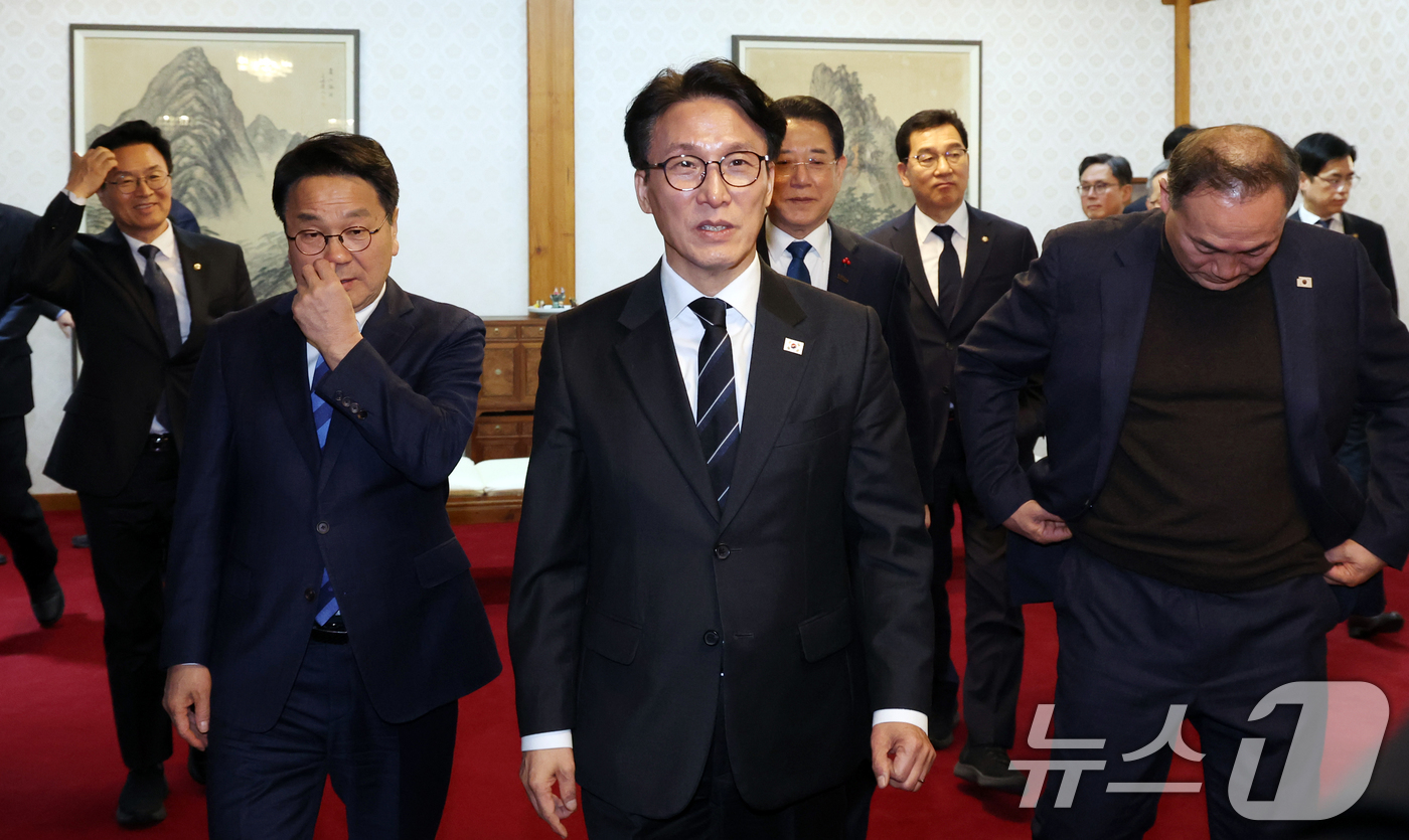 (서울=뉴스1) 김명섭 기자 = 김민석 국무총리가 9일 서울 종로구 삼청동 총리공관에서 열린 전남·광주 행정통합 관련 면담에서 김영록 전남지사, 강기정 광주시장 및 지역 국회의원들 …