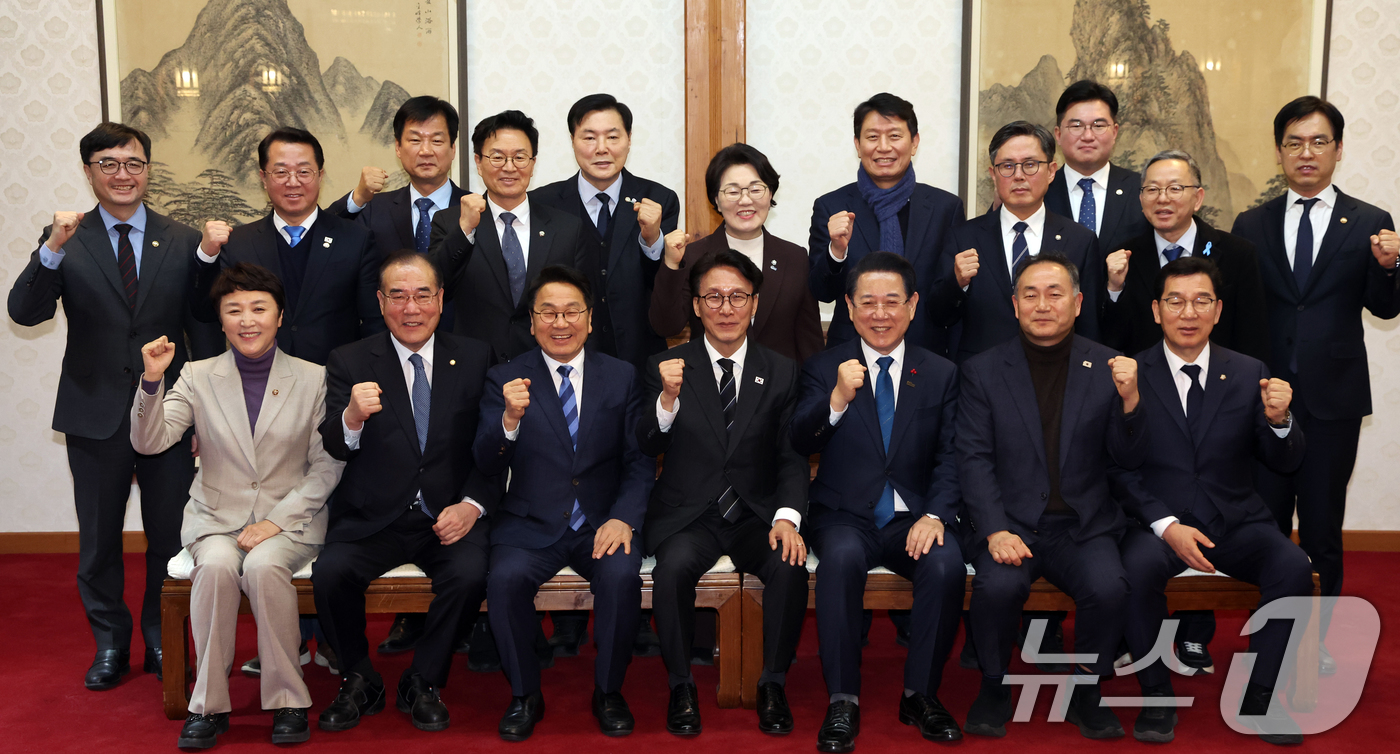 (서울=뉴스1) 김명섭 기자 = 김민석 국무총리가 9일 서울 종로구 삼청동 총리공관에서 열린 전남·광주 행정통합 관련 면담에서 김영록 전남지사, 강기정 광주시장 및 지역 국회의원들 …