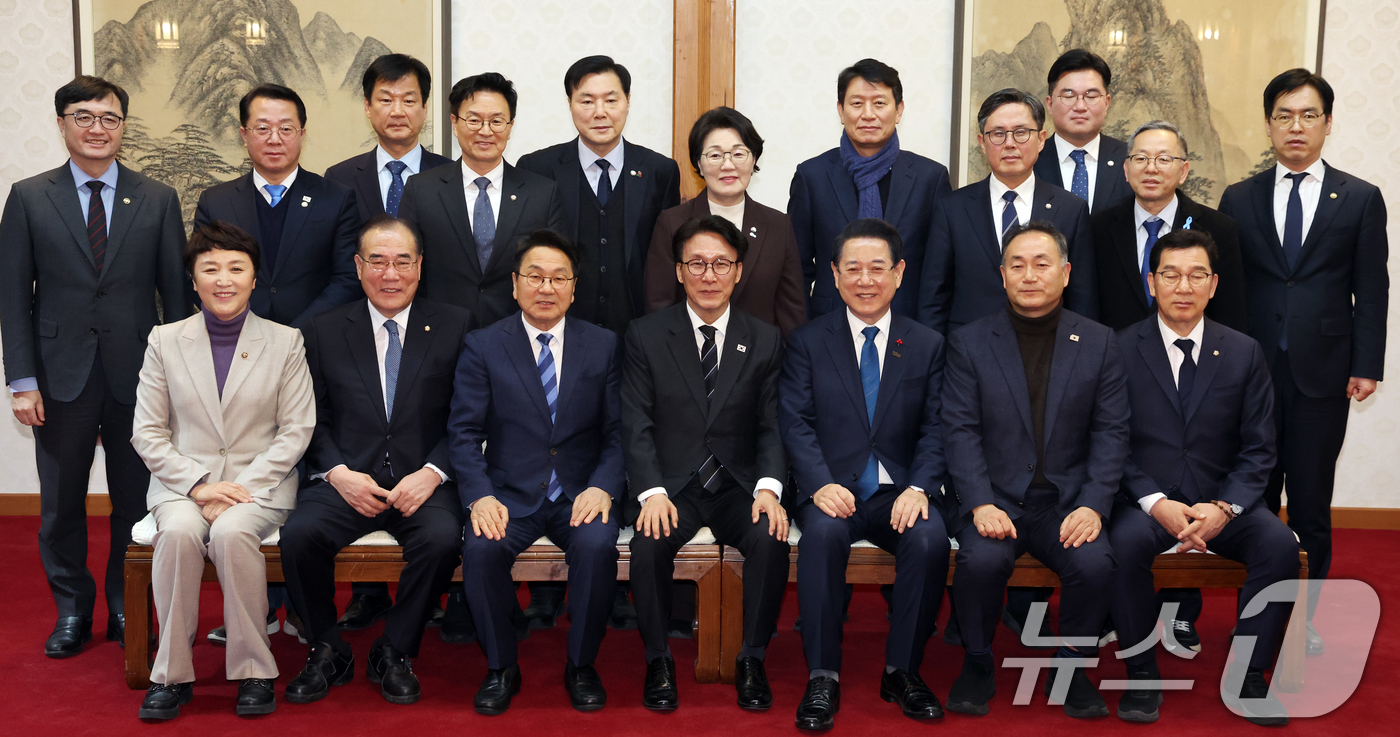 (서울=뉴스1) 김명섭 기자 = 김민석 국무총리가 9일 서울 종로구 삼청동 총리공관에서 열린 전남·광주 행정통합 관련 면담에서 김영록 전남지사, 강기정 광주시장 및 지역 국회의원들 …