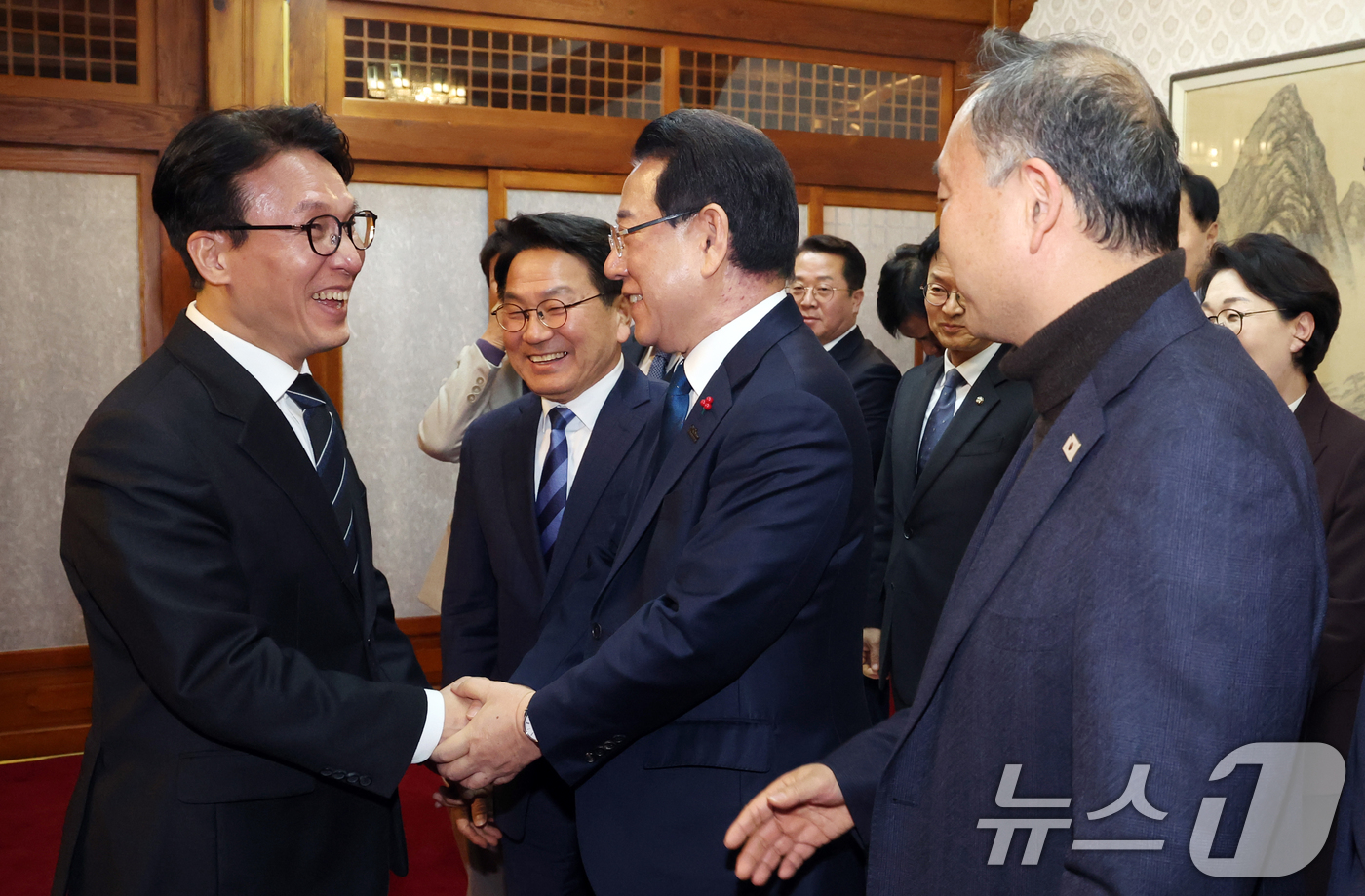 (서울=뉴스1) 김명섭 기자 = 김민석 국무총리가 9일 서울 종로구 삼청동 총리공관에서 열린 전남·광주 행정통합 관련 면담에서 김영록 전남지사, 강기정 광주시장 및 지역 국회의원들 …