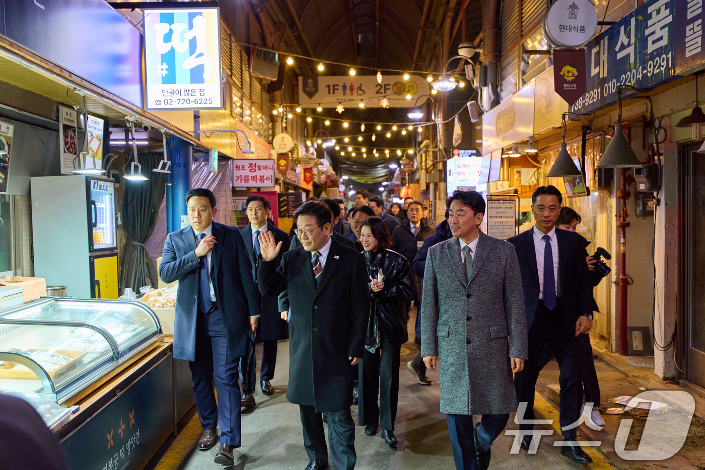 (서울=뉴스1) 허경 기자 = 이재명 대통령이 9일 서울 종로구 통인시장을 방문해 상인들과 인사하고 있다. (청와대 제공. 재판매 및 DB 금지) 2026.2.9/뉴스1
