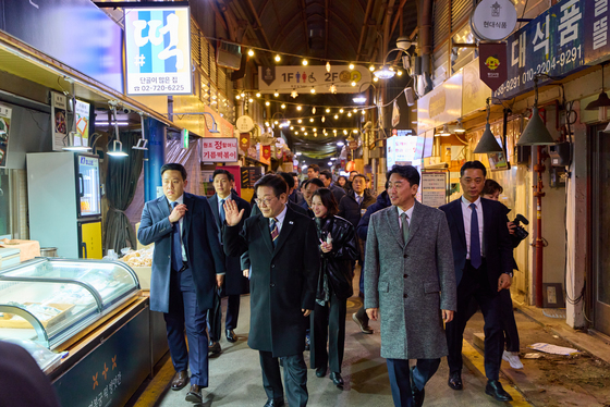 설 명절 앞두고 통인시장 방문한 이재명 대통령
