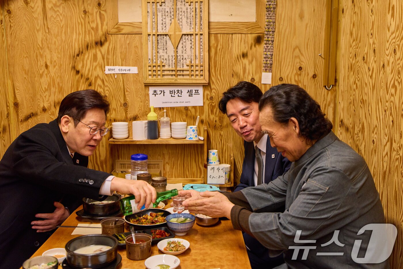 본문 이미지 - 이재명 대통령이 9일 서울 종로구 통인시장의 한 식당을 방문해 상인과 대화하며 식사하고 있다. (청와대 제공. 재판매 및 DB 금지) 2026.2.9 ⓒ 뉴스1 허경 기자