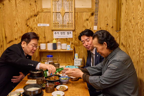 이재명 대통령, 설 명절 앞 통인시장 깜짝 방문