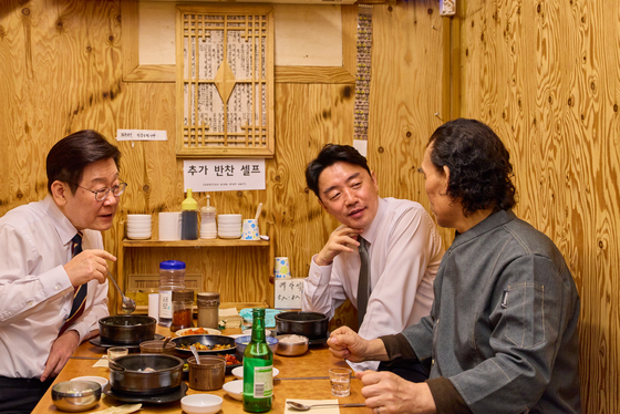 李대통령, 설 명절 앞 통인시장 깜짝 방문…"현장서 답 찾아야"