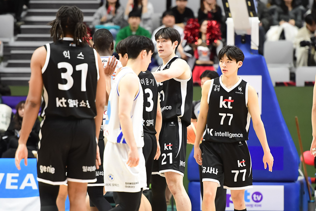 프로농구 KT, 연장 접전 끝 삼성 꺾고 3연패 탈출…단독 5위