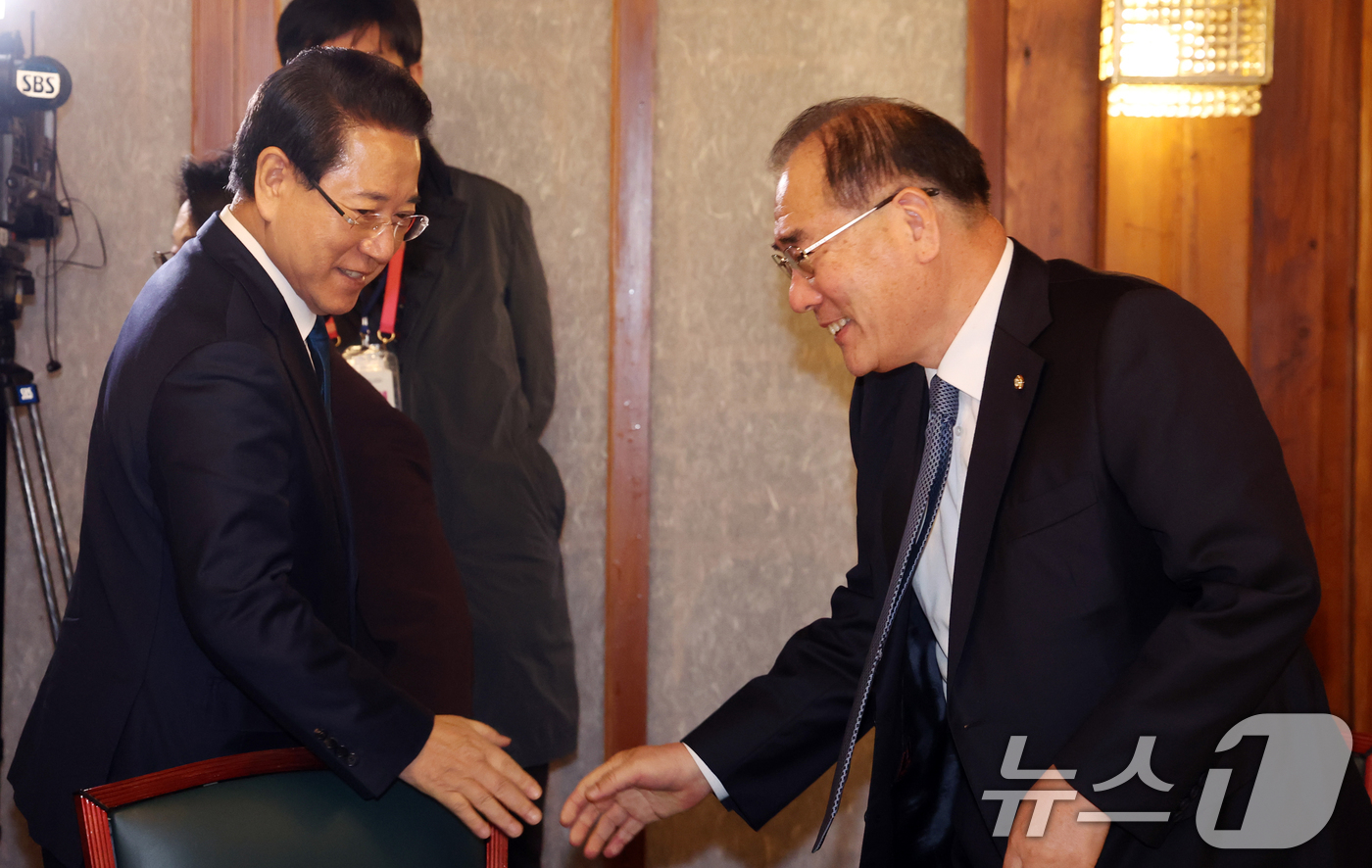 (서울=뉴스1) 김명섭 기자 = 김영록 전남지사와 이개호 국회의원이 9일 서울 종로구 삼청동 총리공관에서 열린 김민석 국무총리와의 전남·광주 행정통합 관련 면담에서 인사를 하고 있 …