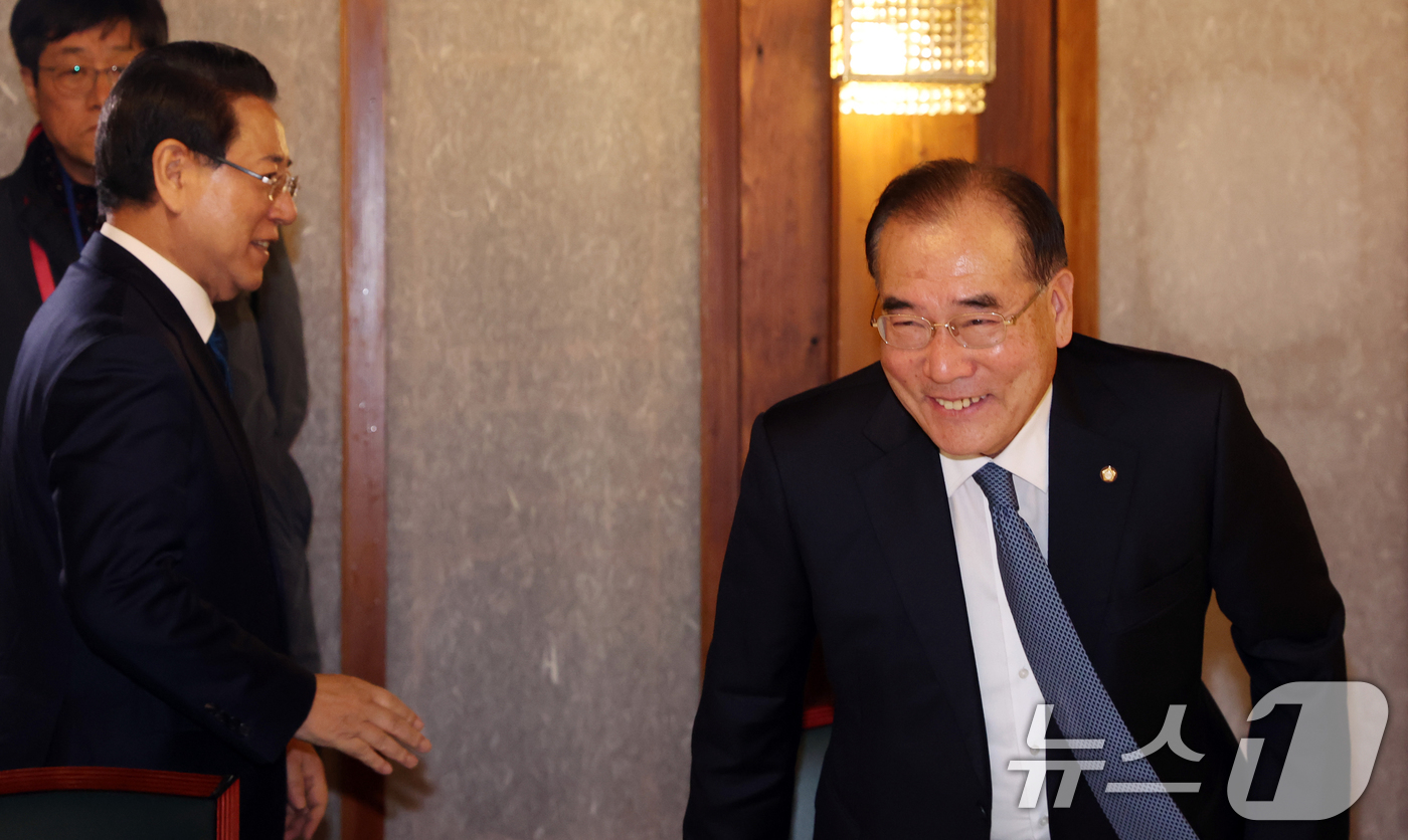(서울=뉴스1) 김명섭 기자 = 김영록 전남지사와 이개호 국회의원이 9일 서울 종로구 삼청동 총리공관에서 열린 김민석 국무총리와의 전남·광주 행정통합 관련 면담에서 인사를 하고 있 …